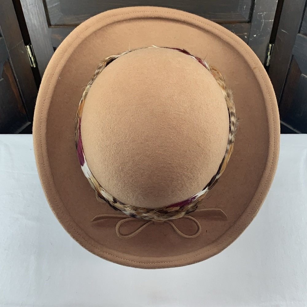 Mr. John Moderne vintage women’s hat. Tan wool with feathers and bow detail - Picture 6 of 12